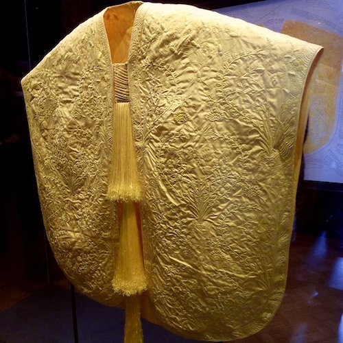 Cape Made from Madagascar Golden Orb-Weaver Spider Silk. Wikipedia