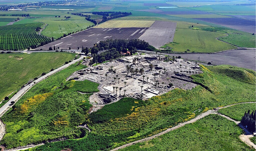 Tel Megiddo. Wikipedia